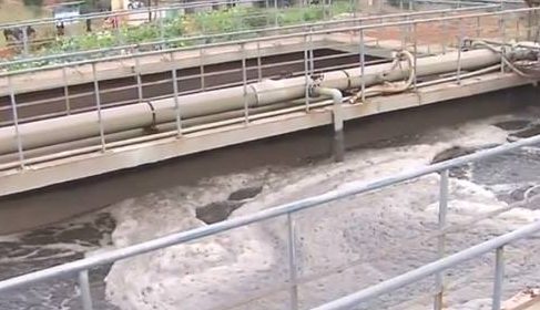 (圖:好氧池污水泡沫現(xiàn)場)