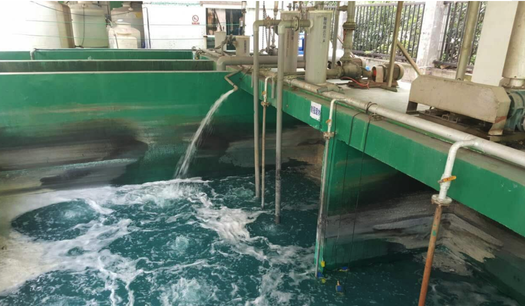 (圖:電鍍廢水泡沫現(xiàn)場)