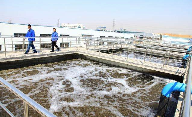 （圖：水處理泡沫池現(xiàn)場(chǎng)）