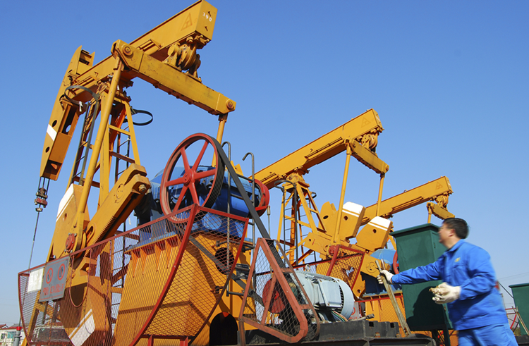 (圖:石油開采現(xiàn)場)