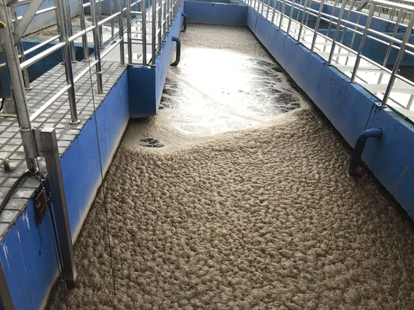 (圖:污水處理泡沫)