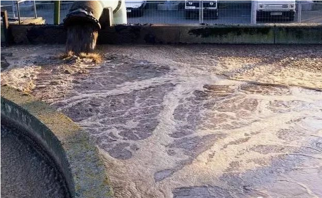 (圖:南輝造紙客戶(hù)廢水泡沫池起泡現(xiàn)場(chǎng))