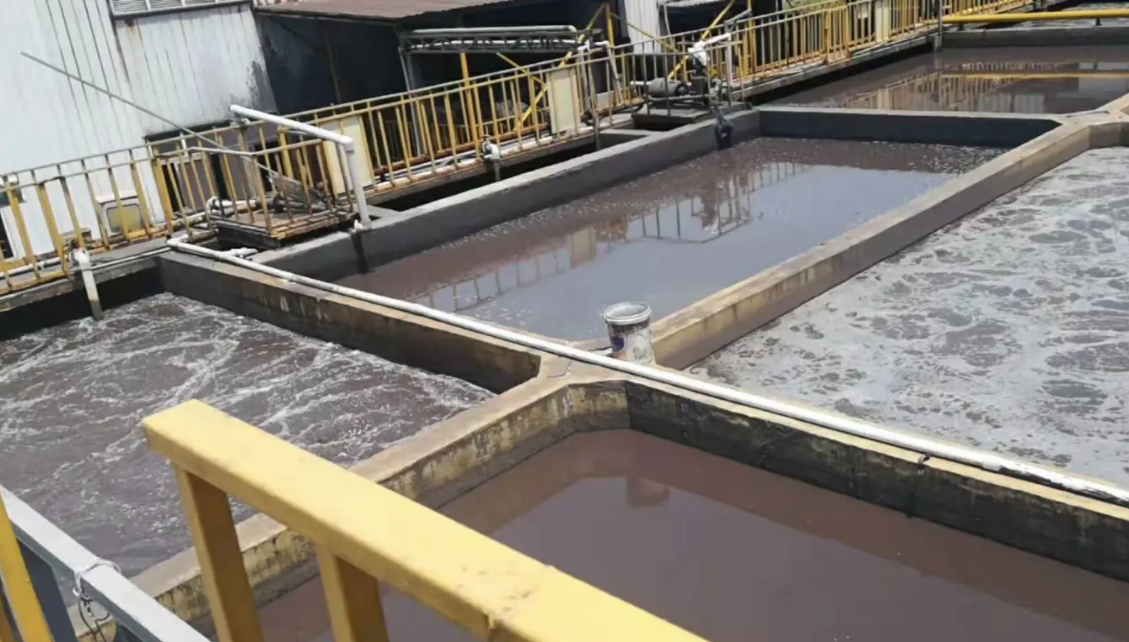 (圖:生化污水曝氣池處理現(xiàn)場)