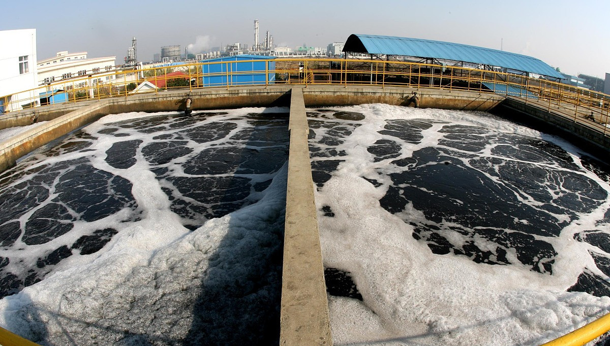 (圖:污水泡沫池處理現(xiàn)場)