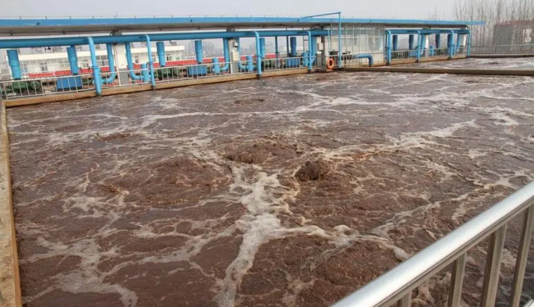 (圖:造紙廢水起泡現(xiàn)場(chǎng))