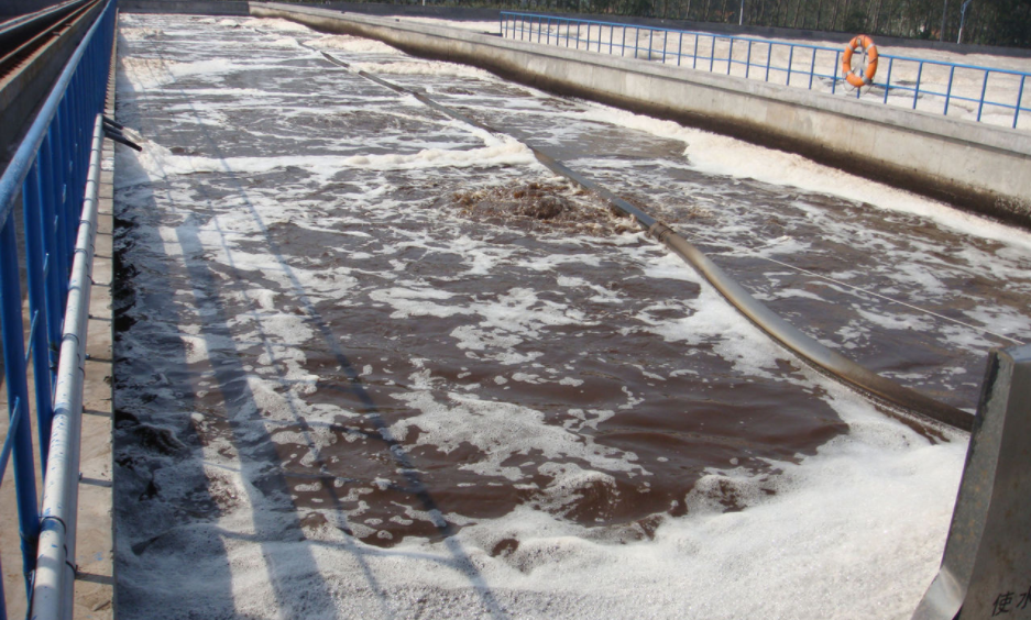 （圖：焦化廠污水廢水起泡現(xiàn)場）